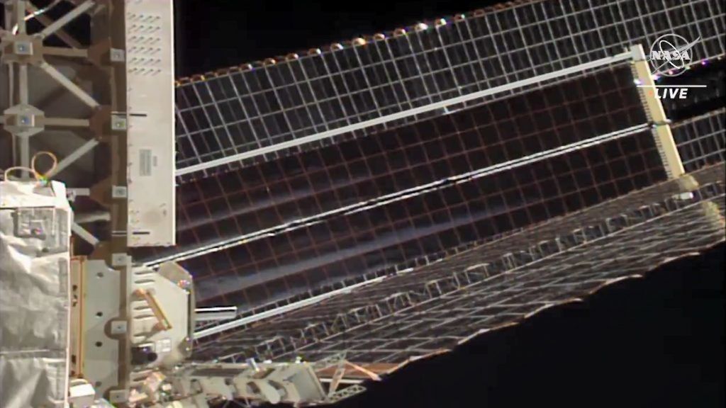 Astronauti úspěšně nainstalovali druhý nový solární panel na ISS